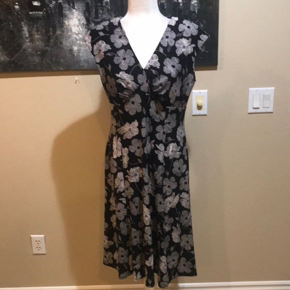 Chaps. Black/White Floral Flare V Neck MIDI Sleeveless Dress-Size L - Picture 1 of 8